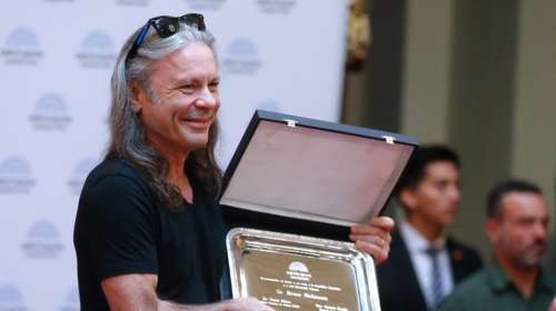 Μπρους Ντίκινσον: Ανάρρωσε από κορονοϊό και επαναλαμβάνει ότι όλοι πρέπει να εμβολιαστούν