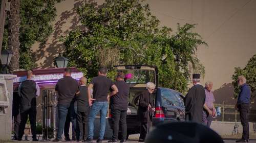 Βορίζια: &quot;Να σταματήσει ο κύκλος αίματος&quot; - Τα συγκλονιστικά λόγια του ιερέα στην κηδεία της 57χρονης