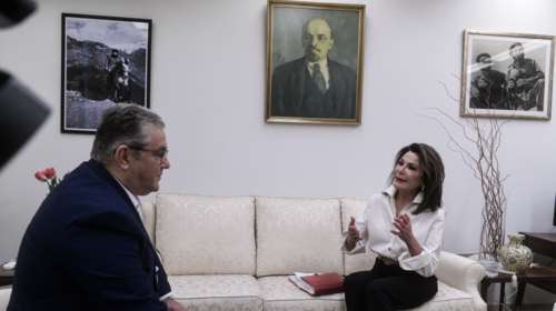 Η &quot;κόκκινη&quot; Γιάννα στον Περισσό υπό το βλέμμα του Λένιν, του Άρη Βελουχιώτη και του Φιντέλ Κάστρο