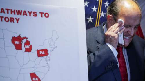 Ρεζίλι: Ο δικηγόρος του Τραμπ έκανε δηλώσεις...και άρχισε να τρέχει η βαφή των μαλλιών του- Το σχόλιο του Παπαδάκη