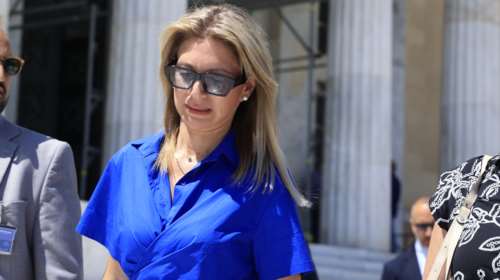 Η Μαρία Καρυστιανού κατέθεσε στη Βουλή τις 1,3 εκατ. υπογραφές για τα Τέμπη - &quot;Nα πάρουμε πίσω το ΟΞΥΓΟΝΟ&quot; [εικόνες]