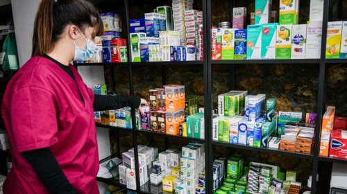 Ελλείψεις φαρμάκων: Αφαντα τα παιδιατρικά αντιβιοτικά σιρόπια - Επέστρεψαν στα ράφια αντιπυρετικά και αντιβηχικά