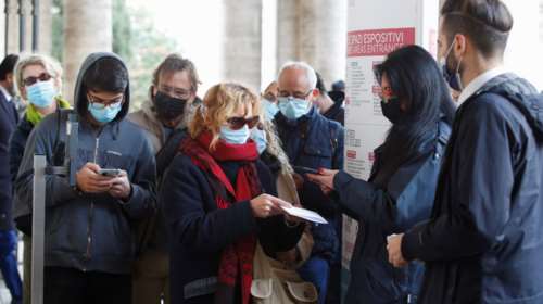 &quot;Καμπανάκι&quot; από ΠΟΥ: Η μείωση των κρουσμάτων κορονοϊού οφείλεται στα λιγότερα τεστ