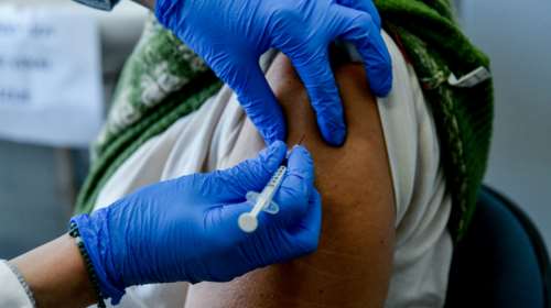 Γκάγκα για κορονοϊό: Αναμνηστική δόση εμβολίου για όλους το φθινόπωρο