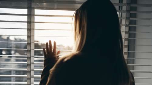 Χειροπέδες σε 72χρονο που κατηγορείται για βιασμό ανήλικης - Ξάδερφος του πατέρα της