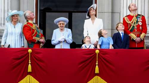 Tο μεγάλο πάρτι της Βασίλισσας Ελισάβετ: Τζορτζ, Σάρλοτ, Λούις και Κέιτ Μίντλετον ξετρέλαναν τα πλήθη