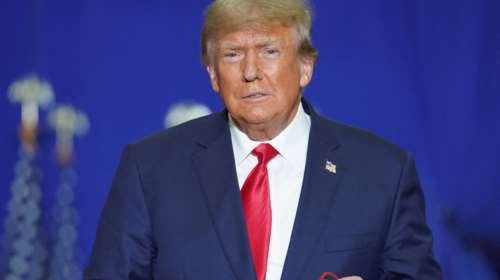 Ντόναλντ Τραμπ: "Σαν την πεταλούδα που την τραβάει το φως, θα είναι υποψήφιος το 2024" λέει σύμβουλός του