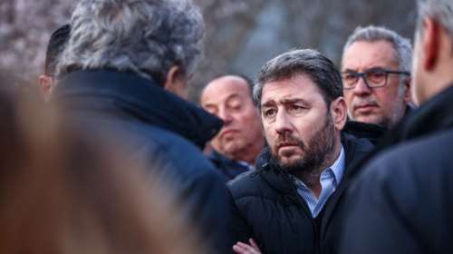 Στα Τέμπη ο Νίκος Ανδρουλάκης: Ανείπωτη τραγωδία - Γιατί να κρέμονται τόσες ζωές σε ένα ανθρώπινο χέρι;