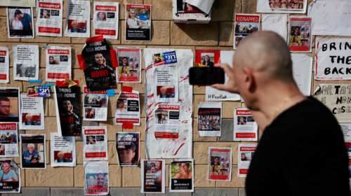Γιατί κάποιοι σκίζουν τις αφίσες των Ισραηλινών ομήρων που έχουν απαχθεί από τη Χαμάς- Πώς δικαιολογούν την πράξη τους