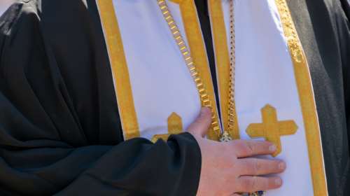 &quot;Με έγδυσε για να με αλείψει με λάδι&quot;: Ιερέας κατηγορείται για σεξουαλική παρενόχληση 30χρονου τουρίστα στη Ρόδο