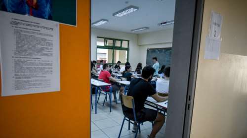 Ο Μαγιορκίνης εξηγεί γιατί διατηρείται η μάσκα στα σχολεία για τις εξετάσεις