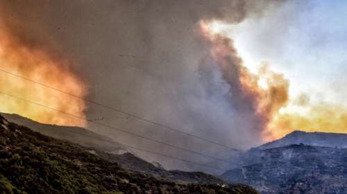 Φωτιά στο Ξυλόκαστρο: Οι τρεις παράγοντες που οδήγησαν στην εξάπλωση του μετώπου - &quot;Ξέφυγε μετά το πρώτο δεκάλεπτο&quot;