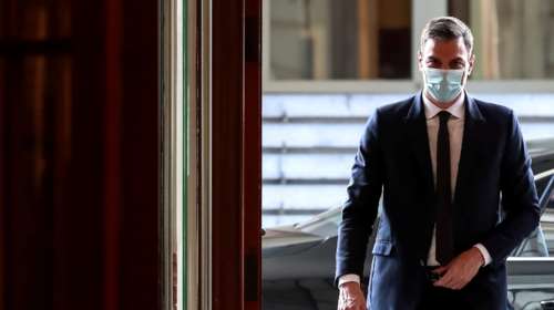 Ισπανία: Φορώντας μάσκα και κρατώντας αποστάσεις, ο Σάντσεθ συμμετέχει στην προεκλογική εκστρατεία ενόψει εκλογών
