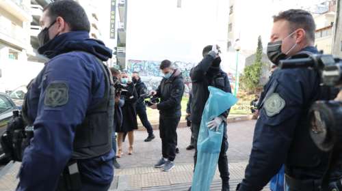 Θεσσαλονίκη: &quot;Οπλοστάσιο&quot; δίπλα σε λέσχη φιλάθλων του Άρη - Βρέθηκαν ρόπαλα, τσεκούρια, σπαθί, δρεπάνι