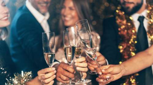 Εκπλήξεις, χαρά και φλερτ: Τα 3 ζώδια που θα ζήσουν την τέλεια παραμονή Πρωτοχρονιάς