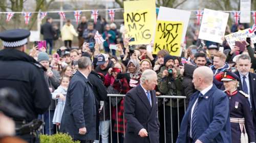 Βρετανία: Η πιο άβολη στιγμή για τον Κάρολο - &quot;Δεν είσαι ο βασιλιάς μου&quot; φώναζε το πλήθος [Εικόνες]