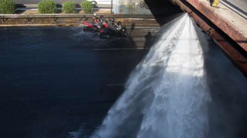 Χαμός στην Εθνική Οδό - Εσπασε αγωγός νερού στο ύψος της Φιλαδέλφειας [εικόνες]