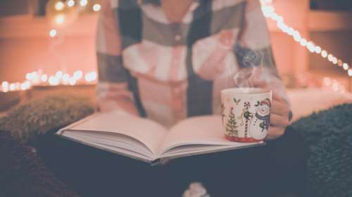 Αυτά τα 5 βιβλία ξένων συγγραφέων είναι οι καλύτερες προτάσεις για τις γιορτές