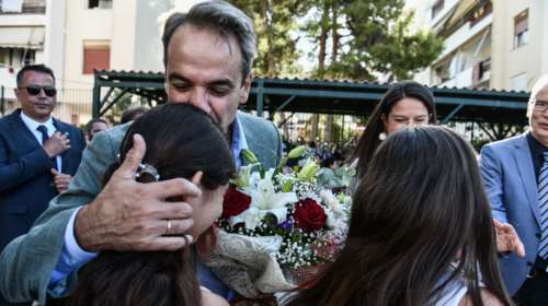 Μητσοτάκης: Στο Δημοτικό Σχολείο Δραπετσώνας για τον αγιασμό- Οι σέλφι με τους μαθητές και η &quot;εισβολή&quot; στις αίθουσες