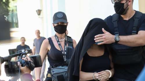 Επίθεση με βιτριόλι: &quot;Η Έφη έχει μετανιώσει, δεν ήξερε...&quot; - Τι υποστηρίζει συγγενής της 36χρονης λίγο πριν τη δίκη [βίντεο]