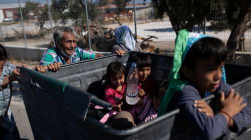 Εικόνες ντροπής από τη Μόρια: Παιδιά προσφύγων μέσα σε κάδους απορριμμάτων