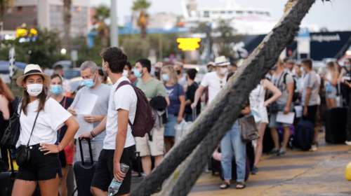Αναχωρούν οι αδειούχοι του Δεκαπενταύγουστου - &quot;Πατείς με, πατώ σε&quot; στο λιμάνι του Πειραιά [εικόνες]