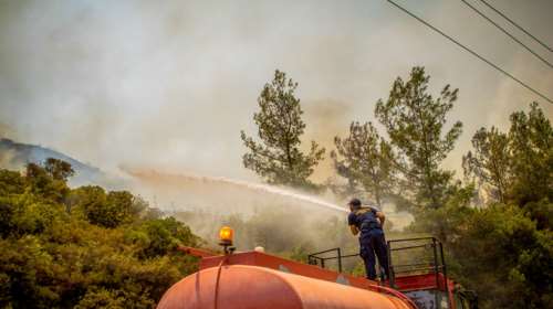 Κορινθία: Φωτιά στη Δάφνη Νεμέας - Κινητοποιήθηκαν εναέρια μέσα