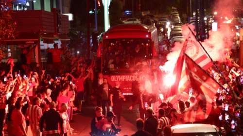 Το ερυθρόλευκο πάρτι στο Δημοτικό Θέατρο και η πορεία του θριάμβου από τη Ν. Φιλαδέλφεια με ανοιχτό πούλμαν [εικόνες - βίντεο]