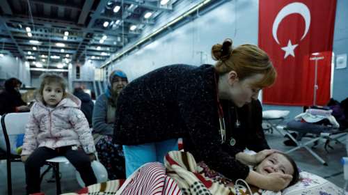 Τουρκία: Τρεις άνθρωποι ανασύρθηκαν ζωντανοί μετά από 296 ώρες - Ο ένας πέθανε λίγα λεπτά μετά τη διάσωσή του [εικόνες, βίντεο]