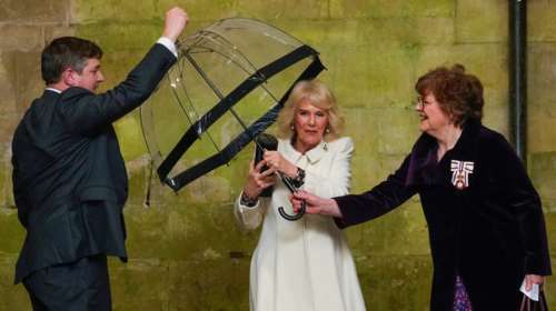 &quot;Ο βασιλιάς τα πηγαίνει εξαιρετικά&quot;: Καθησυχαστική η Καμίλα για την υγεία του Καρόλου