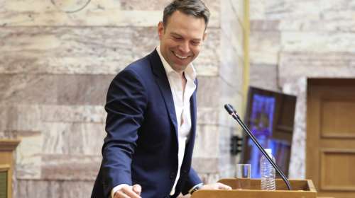 Στέφανος Κασσελάκης: Το ατύχημα με το νερό στην ΚΟ του ΣΥΡΙΖΑ και τα γέλια του Φάμελλου [βίντεο]