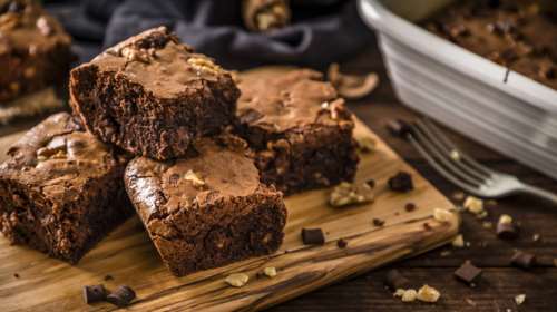 Πετρετζίκης: Συνταγή για κολασμένα brownies χωρίς αλεύρι - Στο πι και φι, με λίγα υλικά