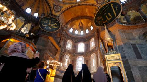 Αγιά Σοφιά: Με κουρτίνες καλύπτουν οι Τούρκοι τα ιστορικά ψηφιδωτά