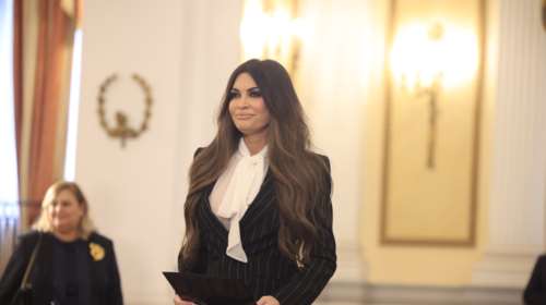 Κίμπερλι Γκίλφoϊλ: Με ροζ crochet φόρεμα σε εστιατόριο στους Αμπελόκηπους, μαζί με τον στιλίστα της