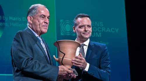 Το Βραβείο Δημοκρατίας στον ισραηλινό δημοσιογράφο Γκίντεον Λεβί από τον Χάρη Δούκα: &quot;Γράφει για τα παιδιά στη Γάζα&quot;