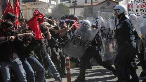 Προπύλαια: Σάλος με τον αστυνομικό των ΜΑΤ που χτύπησε με την ασπίδα του φοιτήτρια στο κεφάλι - Διατάχθηκε ΕΔΕ