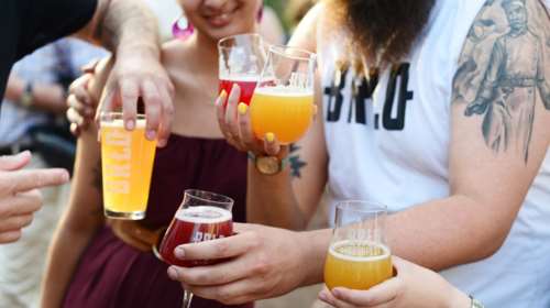 YumTales: Εμπλουτίζει το portfolio της με δύο νέα brands ποτών χαμηλού αλκοόλ, την μπύρα BRLO και τα ready-to-drink cocktails Punch Club