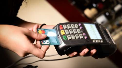 Υποχρεωτικά POS παντού έως το τέλος του 2023 , ακόμη και σε ταξί, σινεμά, περίπτερα - Τι αλλάζει στη χρήση τους