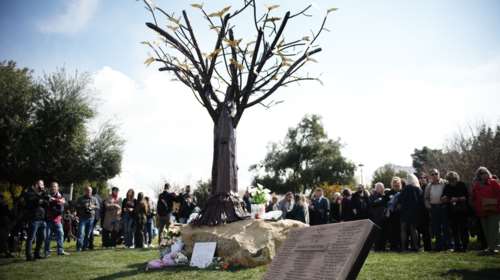 "To Δέντρο των Ψυχών": Τα αποκαλυπτήρια του μνημείου για τα 57 θύματα των Τεμπών