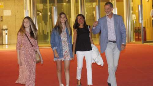 Τα καλλίγραμμα πόδια της πριγκίπισσας: Η μικρή κόρη της Λετίσια εντυπωσίασε με Zara φλοράλ μίνι φόρεμα
