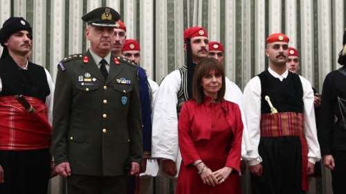 Η Κατερίνα Σακελλαροπούλου ευχήθηκε σε κυβερνήτες πλοίων και ακριτικά φυλάκια - Ακουσε τα κάλαντα στο Προεδρικό [εικόνες]