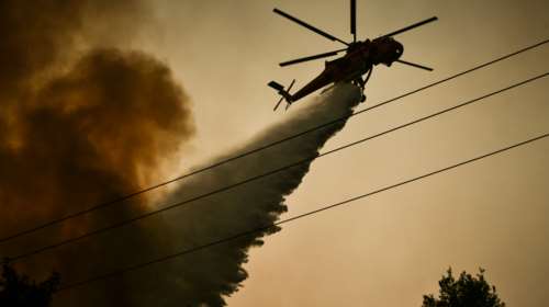 Φωτιά στον Ασπρόπυργο: Σηκώθηκε ελικόπτερο - Αποκαταστάθηκε η κυκλοφορία