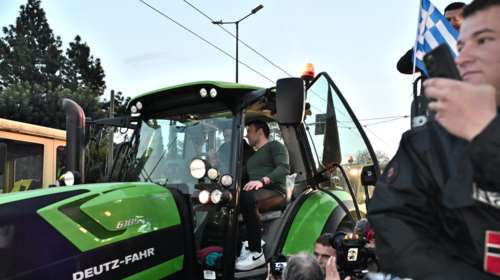 Στο συλλαλητήριο των αγροτών στο Σύνταγμα ο Κασσελάκης - Ανέβηκε σε τρακτέρ, έβγαλε selfie [εικόνες-βίντεο]