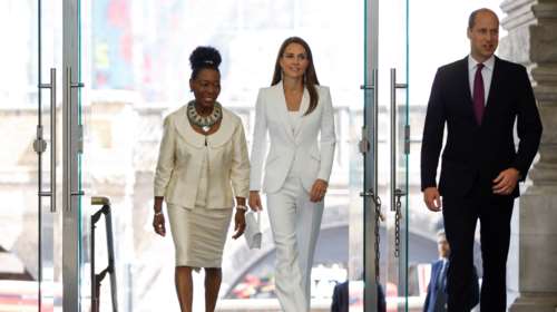 Αστραφτερή με total white η Κέιτ Μίντλετον: Το crisp white παντελόνι και το Alexander McQueen μπλέιζερ