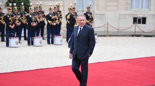 Politico: Πολιτική &quot;παράλυση&quot; στη Γαλλία - Το πνεύμα των Χριστουγέννων δεν θα διαρκέσει πολύ για την κυβέρνηση Μπαϊρού