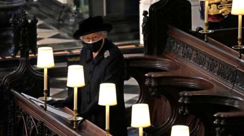 Βασίλισσα Ελισάβετ: Τα δύο ξεχωριστά αναμνηστικά που είχε στην τσάντα της στην τελετή για τον πρίγκιπα Φίλιππο