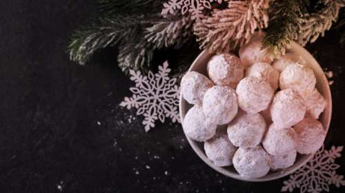 Συνταγή για παραδοσιακούς, αφράτους κουραμπιέδες με ροδόνερο - Με λίγα υλικά