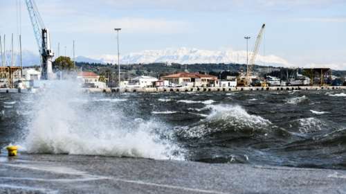 Καιρός: Υψηλές θερμοκρασίες, ισχυροί άνεμοι και μεγάλος κίνδυνος πυρκαγιάς - Πού θα βρέξει