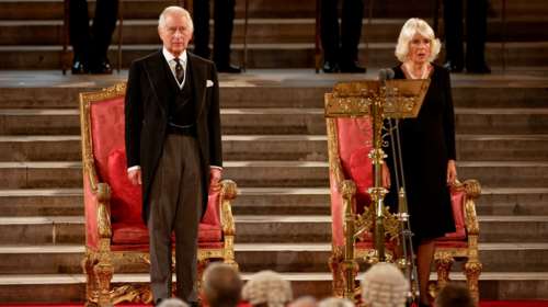 &quot;God save the King&quot;: &quot;Λύγισε&quot; ο Κάρολος στον Βρετανικό εθνικό ύμνο - Η προσπάθεια να συγκρατήσει τα δάκρυά του [Βίντεο]