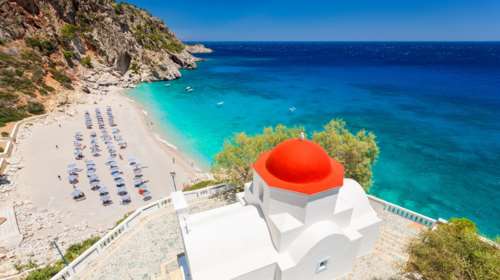 &quot;Γαλήνη, συναίσθημα, άγρια τοπία, πράσινο&quot;: Το ελληνικό νησί ανάμεσα στις καλύτερες ταξιδιωτικές εμπειρίες της Ευρώπης